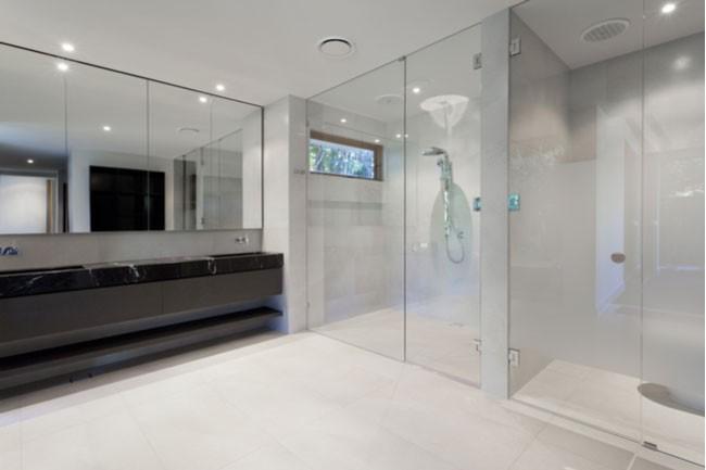 Pros and Cons: Framed vs. Frameless Glass Shower Doors and Enclosures